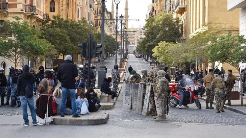 Security forces arrest protesters in vicinity of Parliament