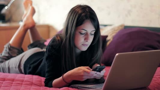 تزايد تهديد المراهقات عبر الإنترنت