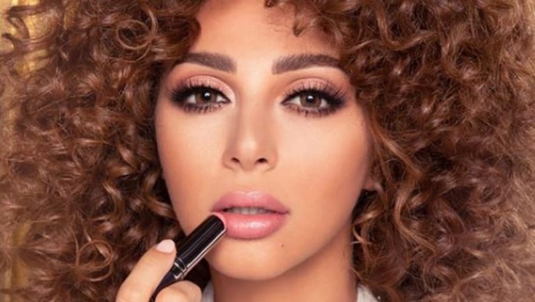 رجل يقبّل ميريام فارس وترجيحات أنه زوجها غير المعلَن