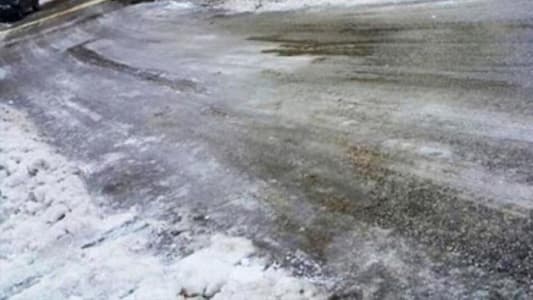 التحكم المروري: نطلب من السائقين القيادة بحذر ومضاعفة الانتباه بسبب تكون طبقة من الجليد على طريق عام المصنع - راشيا - حاصبيا