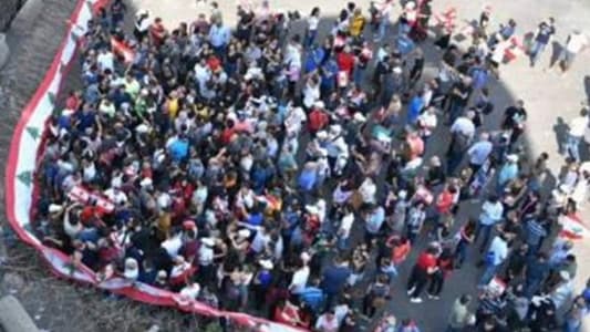 مراسلة الـmtv من ساحة ساسين: تجمّع عدد من المتظاهرين للإنطلاق في مسيرة "لا ثقة" نحو ساحة الشهداء 