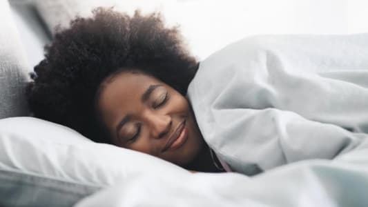 تعتيم الغرفة جيداً من عوامل الاسترخاء وتحفيز هرمونات النوم