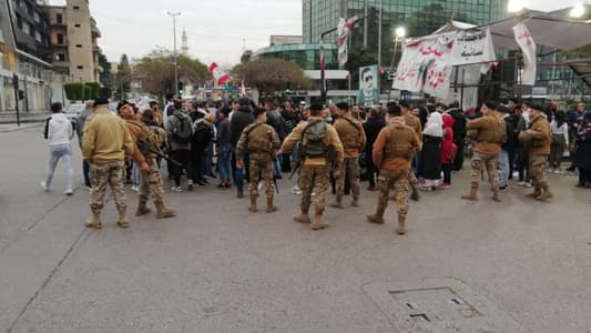 عدد من المحتجين يقطعون الطريق عند تقاطع ايليا احتجاجاً على ارتفاع أسعار 