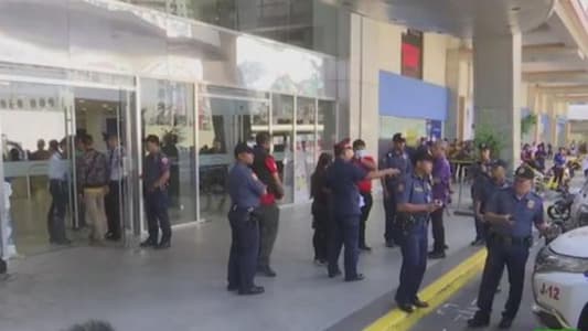 الشرطة الفيليبينية تحاصر مركزاً تجارياً في العاصمة مانيلا يُحتجز فيه رهائن