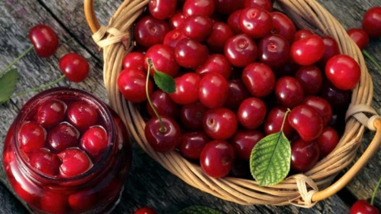 تناول الكرز والجوز يمنح البشرة الصحة والجمال