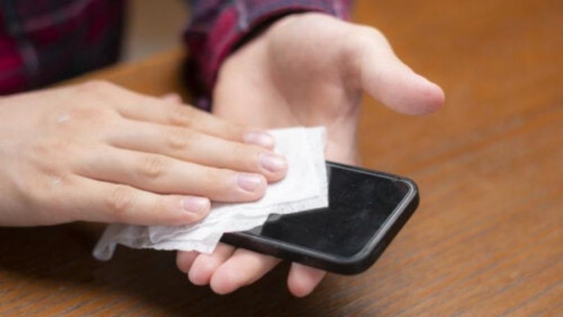 استخدام المعقّمات ومناديل التطهير لتنظيف الهاتف كفيلة بمنع تفشّي "كورونا"