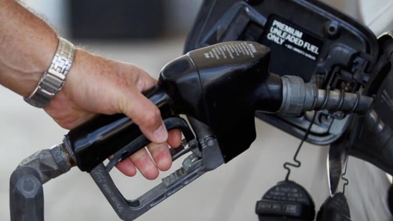 لماذا ارتفع سعر صفيحة البنزين رغم تثبيته؟