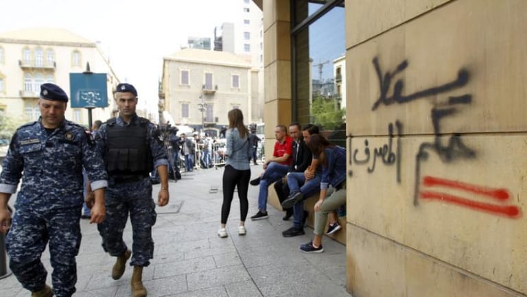 عندما تصبح الدولة والناس "شحّادين" أمام المصارف!