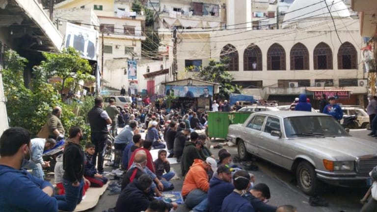 مصلون افترشوا الشوارع أمام مساجد طرابلس لتأدية صلاة الجمعة 