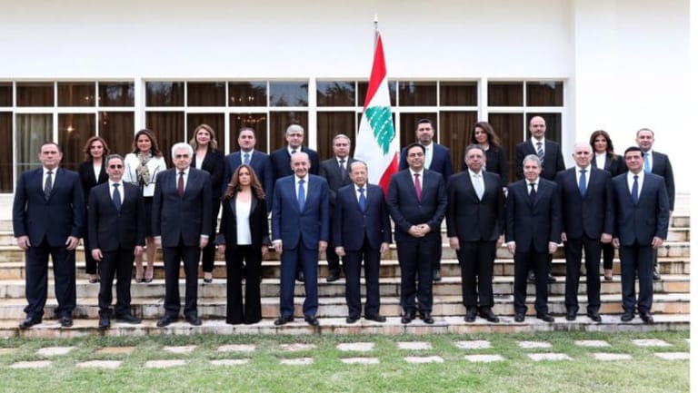 خمس أزمات تخنق الحكومة