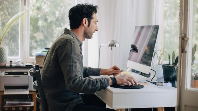 إرشادات أدبية وأمنية يجب الإلتزام بها أثناء العمل من المنزل