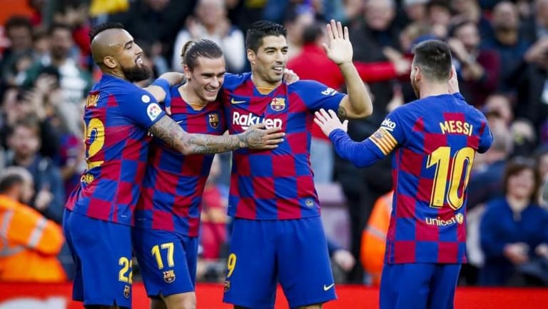 "برشلونة" يُخفّض رواتب لاعبيه بسبب "كورونا"