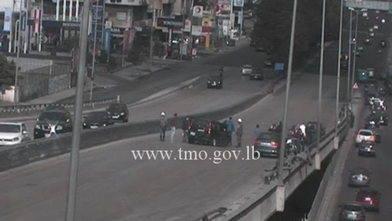 التحكم المروري: حادث سير على المسلك الشرقي لجسر الدورة وتحويل السير الى الطريق المحاذية والاضرار مادية