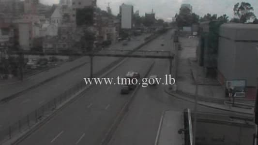 التحكم المروري: جريح نتيجة تصادم بين سيارة ودراجة نارية على جسر الكرنتينا باتجاه بيروت