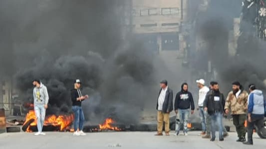 بالصورة: قطع طريق عام حلبا احتجاجاً على توقيف الناشطين غيث حمود وميراز الجندي