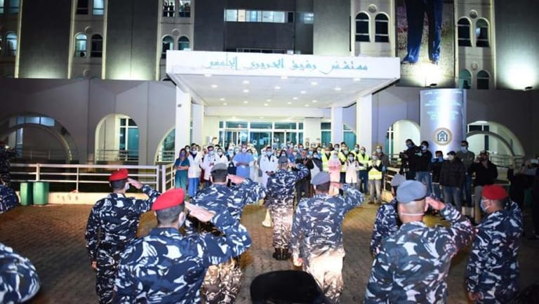 بالفيديو: تحية عسكرية للطاقم الطبي أمام مستشفى الحريري