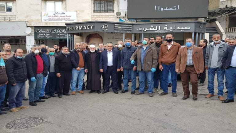 وقفة احتجاجية لفعاليات ومخاتير في حلبا اعتراضا على الاساءة لخلية أزمة عكار