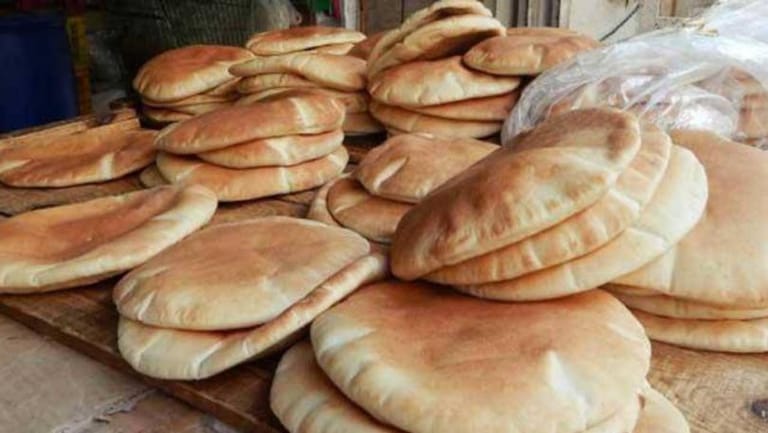 الخبز حصراً في الأفران... وتسعيرتان للربطة!