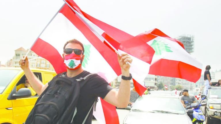 المجلس يخرق "التعبئة"... والثوار يواجهون "بكمّامات" علم لبنان