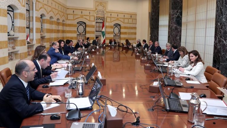 معارضة عاجزة وجمهور مربك وحكومة متردّدة