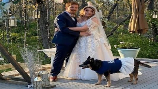 أميركيّان يتزوّجان في حديقة منزلهما مع وصيفات شرف من الكلاب