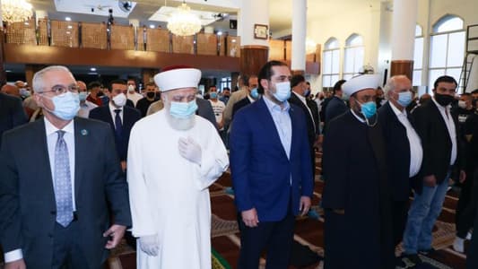 Hariri performs Eid Al-Fitr prayers with Derian
