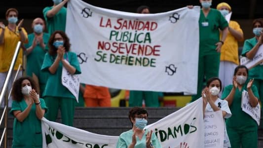 أطباء وممرّضون يتظاهرون في مدريد للمطالبة بتعزيز مواردهم في مواجهة كورونا