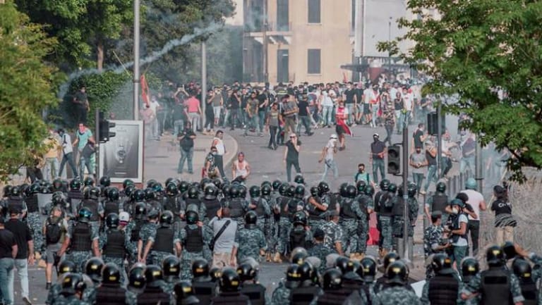 الإحتجاجات تصطدم بعقدة سلاح "حزب الله"