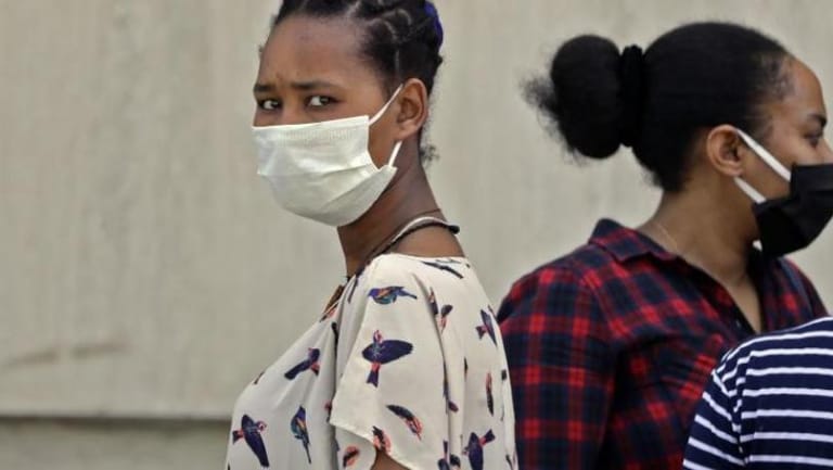 ربع مليون عاملة أجنبية يواجهن "العمل بالإكراه"... أو الشارع!