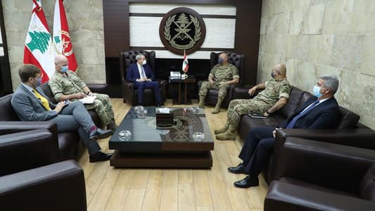 قائد الجيش بحث مع السفير البريطاني في علاقات التعاون
