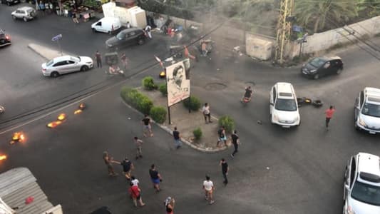 Photo: Protesters block Qiyaa road in Sidon with burning tires