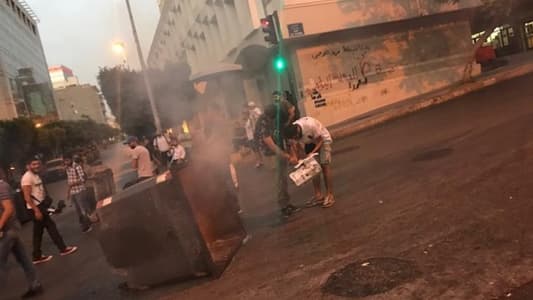 Photo: Protesters partially block Hamra intersection with trash bins in protest against the increase of the bread bundle price