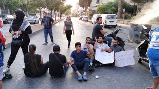Protesters block EDL’s Sidon branch road against dire living conditions