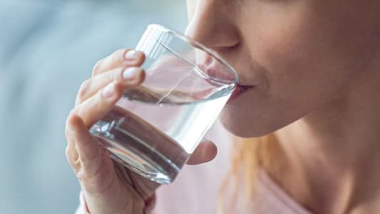 عدم شرب كمية كافية من الماء يمكن أن يؤدّي إلى الشّعور بالجوع