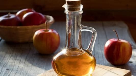خبراء حمية يضيفون خلّ التفاح إلى خططهم الغذائيّة بسبب فوائده المعروفة لفقدان الوزن
