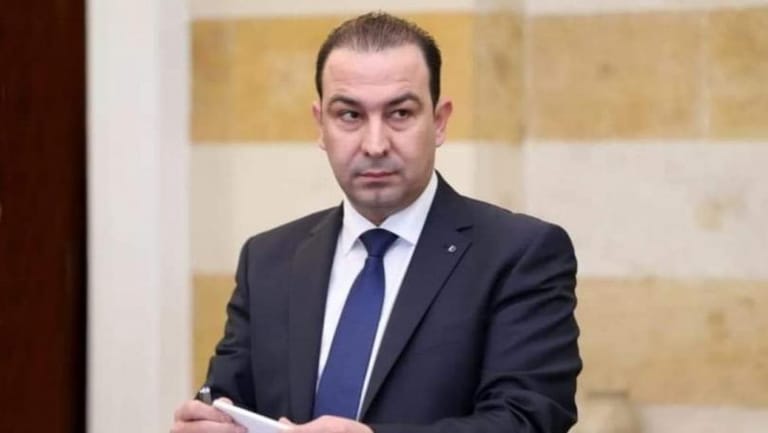 وزير الزراعة يمنح أقرباءه ومستشاريه مناصب جديدة... والدفع بالدولار