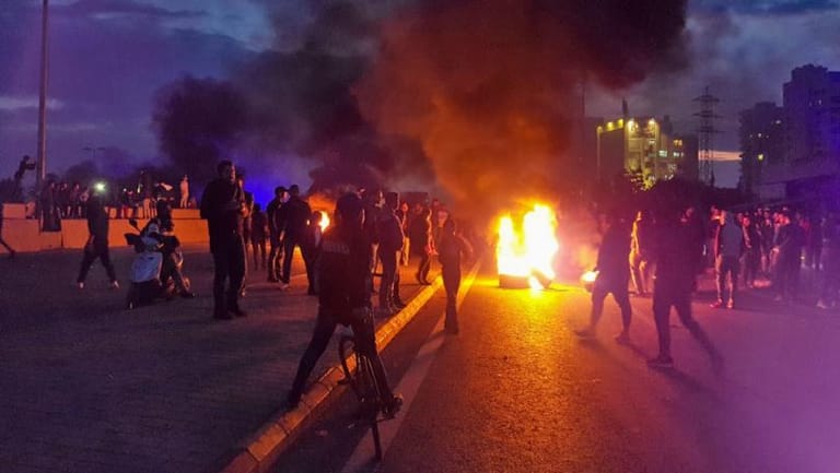 تجدد إطلاق القنابل المسيلة للدموع من قبل عناصر قوى الأمن وتوسع رقعة إطلاقها لإبعاد المتظاهرين