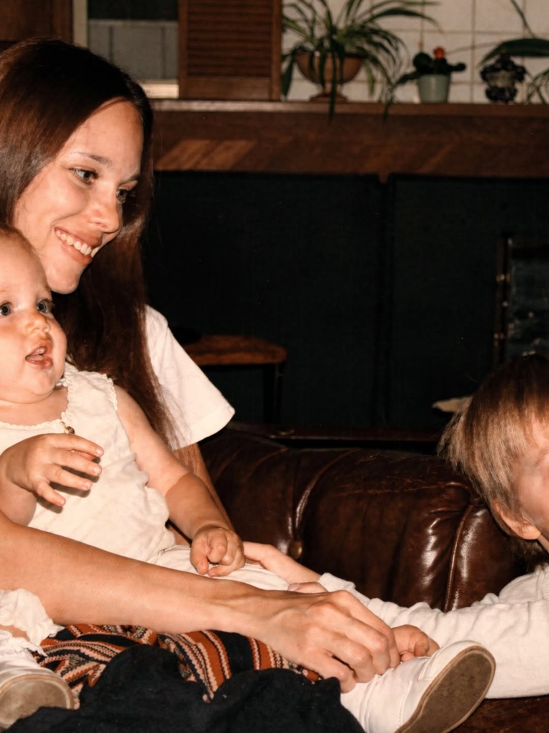 بالصور: والدة أنجلينا جولي تضاهيها جمالاً وإنسانية