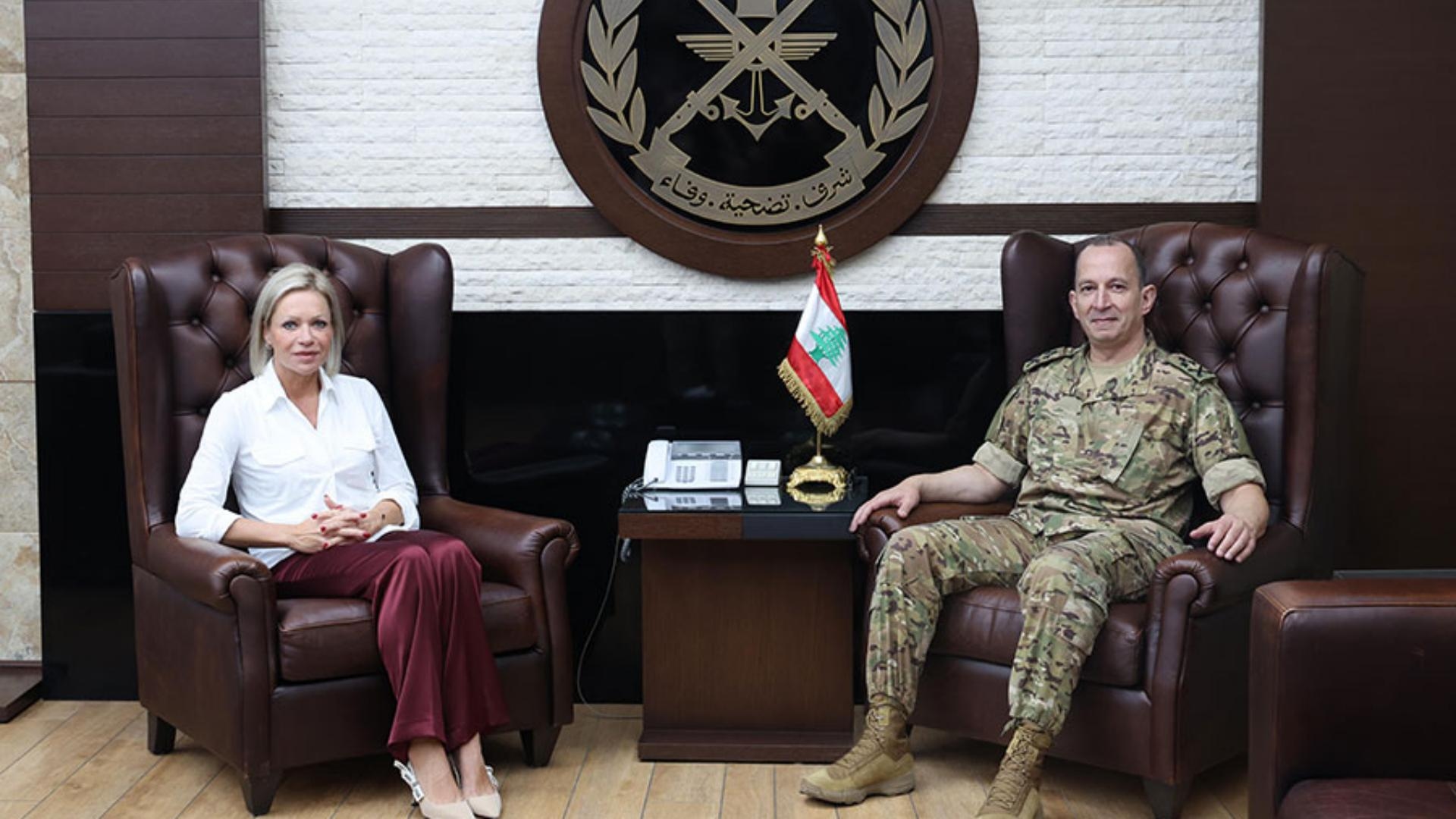 قائد الجيش بحث مع زواره في الأوضاع العامة