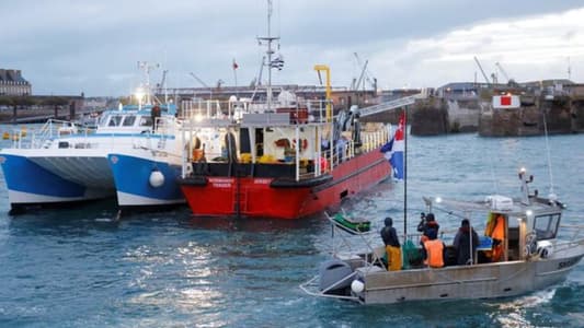 French block British boat off St Malo amid fishing licences row