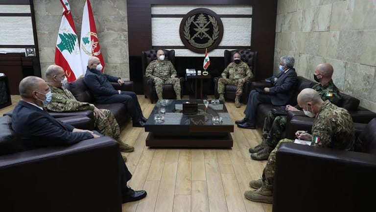 قائد الجيش عرض مع ديل كول لعلاقات التعاون بين الجيش واليونيفل