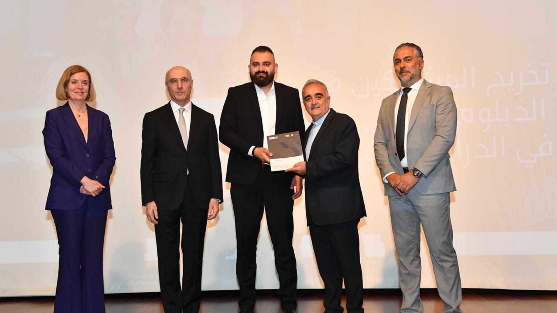 حفل تخريج مشاركين في الدبلوم المهني في الدراسات البلدية بجامعة سيدة اللويزة برعاية الحجار