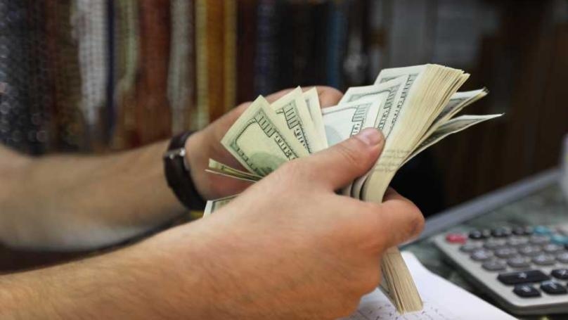 تدابير سريّة لخفض الدولار... إلى ما دون الـ٧٥ ألفاً!