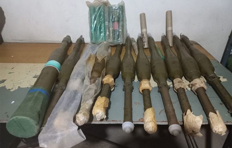 بالصورة: ضبط قذائف صاروخية على الحدود مع سوريا