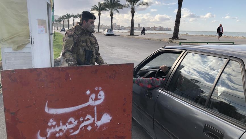 إخلاء الكورنيش البحري وتسطير محاضر ضبط بحق مخالفي التعبئة في صور