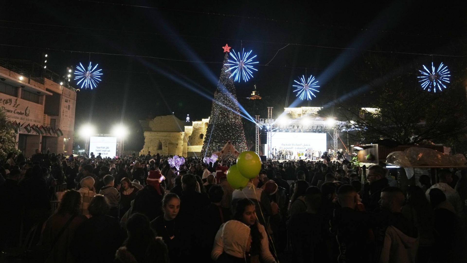 للمرة الأولى منذ عامين.. إضاءة شجرة الميلاد في بيت لحم