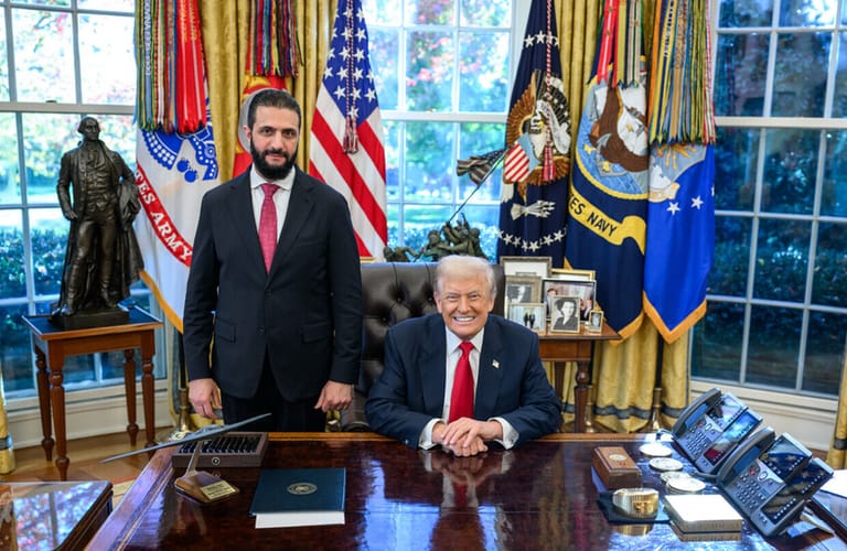 بين ترامب والشرع... عهدٌ جديد واستثمارات وهديّة