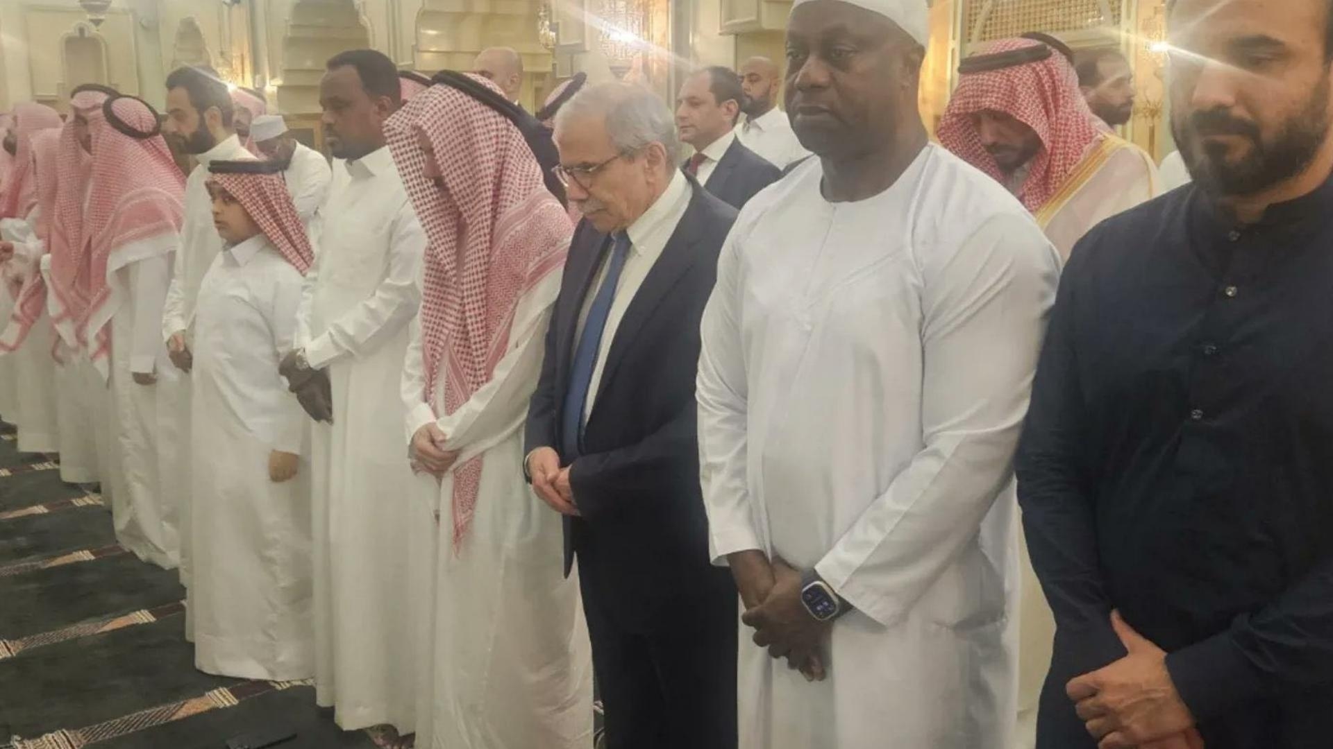 Photos: Salam Performs Fajr Prayer in Saudi Arabia