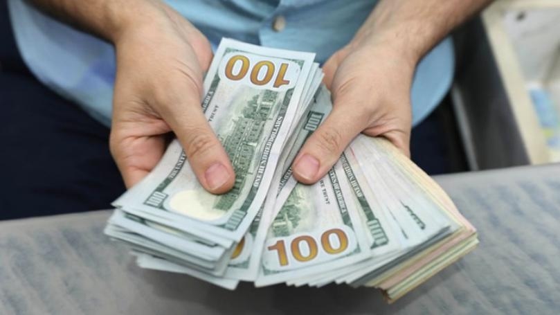 هوس اللبنانيين الجديد: دولار بالإيد أو 10 عالشجرة؟!