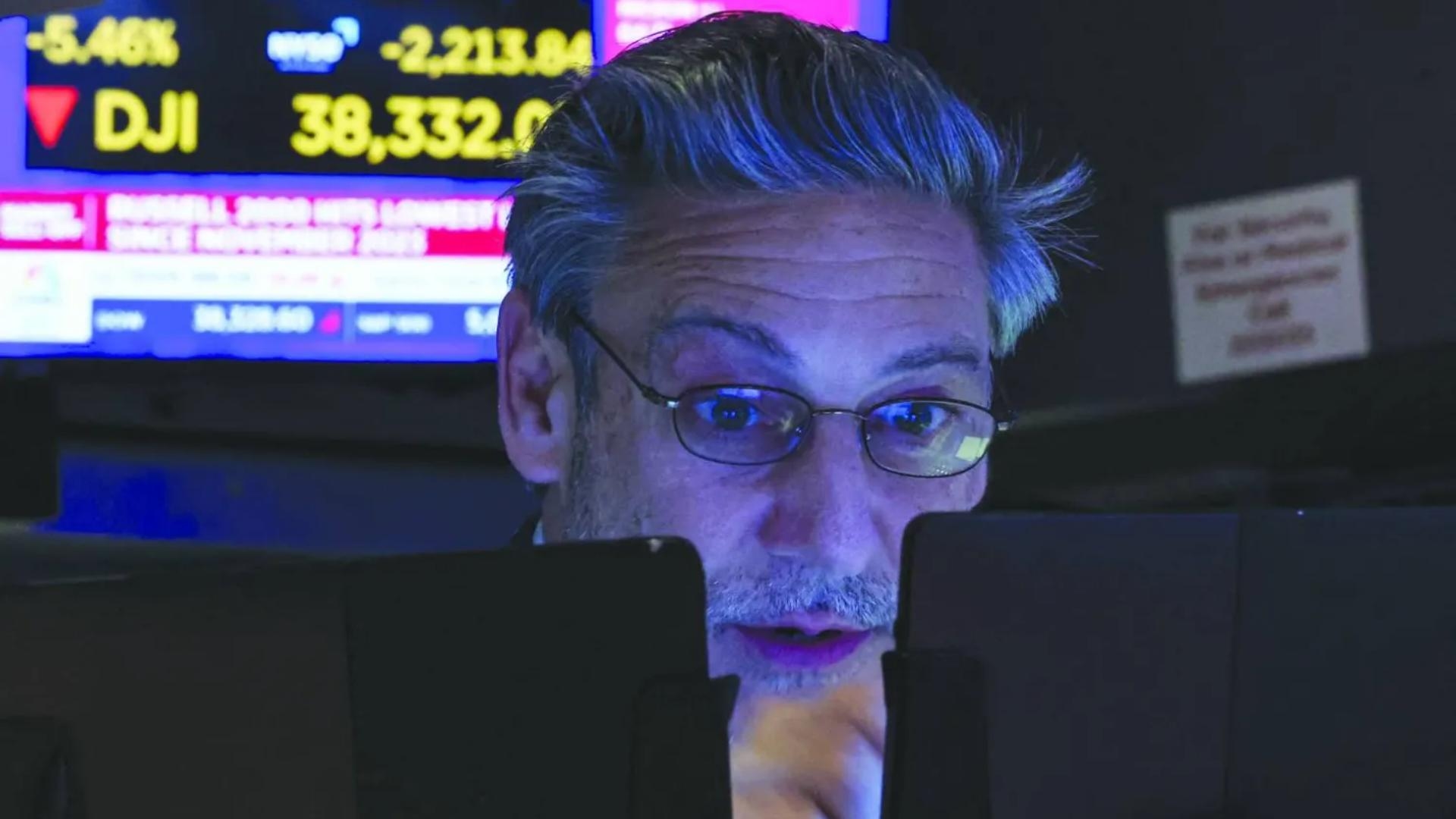 بالصور: صدمة وهلع في البورصات العالمية